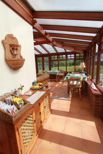 a kitchen and dining area of a house at Pointers Guest House in Wistow
