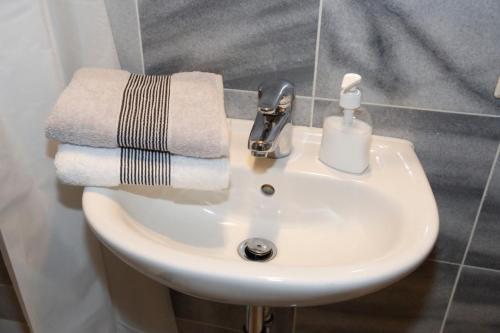 un lavabo con toallas encima en Alte Stellmacherei, en Pellworm