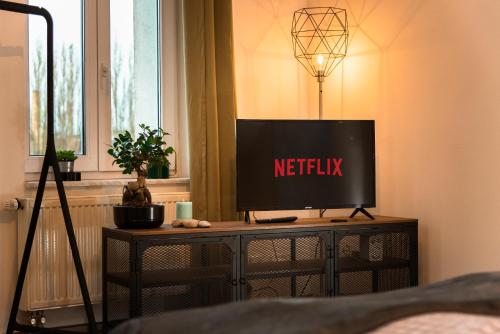 a television sitting on a table in a room at Industriecharme Apartment - Nespresso, Netflix, WIFI, Zentral, Messe in Chemnitz