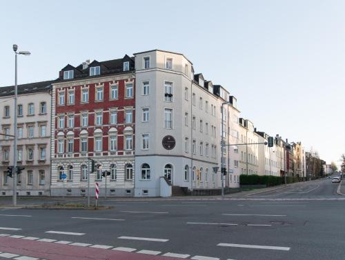a large white building on the side of a street at Industriecharme Apartment - Nespresso, Netflix, WIFI, Zentral, Messe in Chemnitz