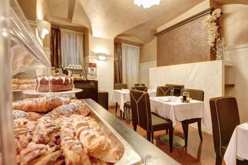 Comida en o cerca de este hotel