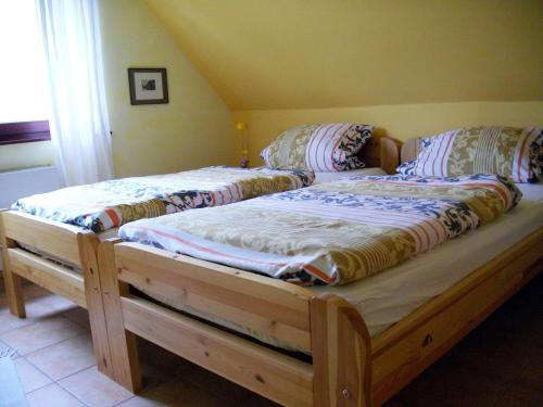 2 camas individuales sentadas una al lado de la otra en una habitación en Ferienwohnung Am Orpeturm, en Marsberg
