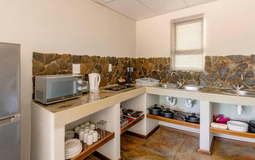 Dapur atau dapur kecil di Orange River Rafting Lodge