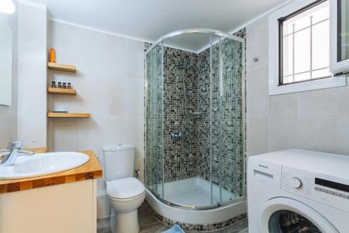 Kúpeľňa v ubytovaní Upscale Modern Escape in the Historic Center