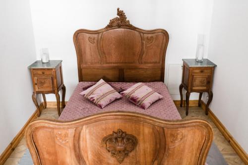 Łóżko lub łóżka w pokoju w obiekcie Pałac Wielka Wieś - "Pałac pod Dębem"