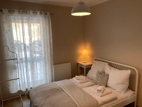 um quarto com uma cama com toalhas e uma janela em Apartament "Hotelik" em Szklarska Poręba