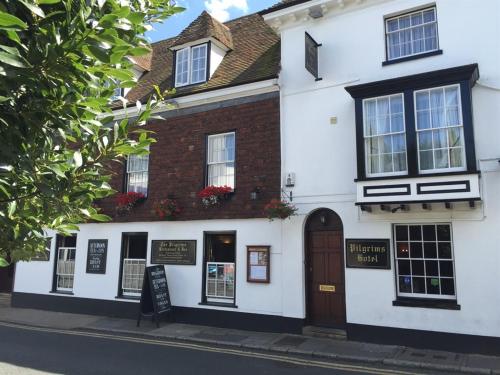 een wit gebouw aan de straatkant bij Pilgrims Hotel in Canterbury