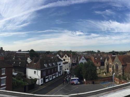 Blick auf eine Stadt mit Häusern und einer Straße in der Unterkunft Pilgrims Hotel in Canterbury