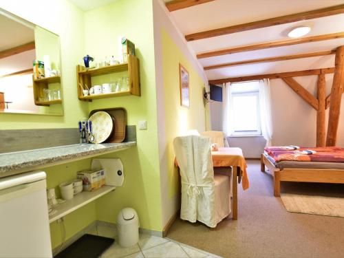 クリュツにあるCozy Apartment in Grundshagen with Gardenのキッチン、ベッドルームが備わる小さな客室です。