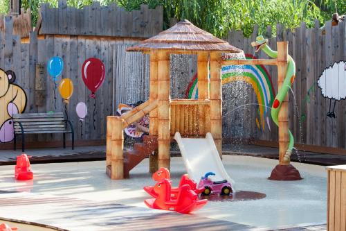 een speeltuin met een glijbaan en een speelgoedauto bij Kon Tiki in Saint-Tropez