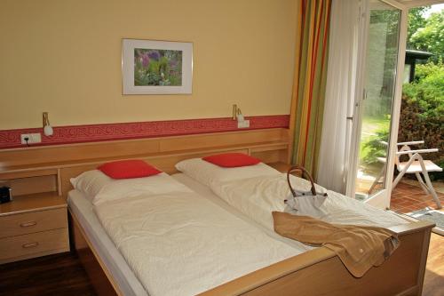 1 dormitorio con 2 camas y ventana en Landhaus Oberrainer, en Bad Griesbach