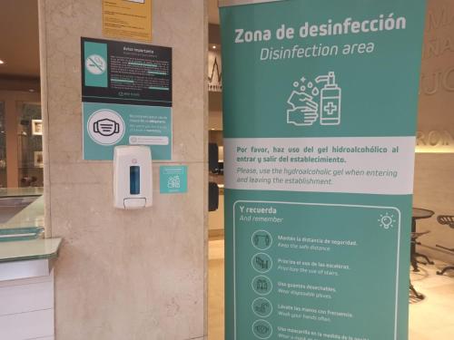 un cartel en una pared en una tienda en Hotel Alda Vía León, en León