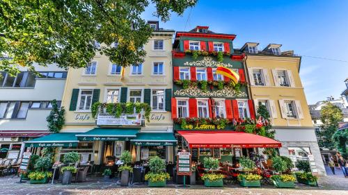 a large building with flowers in front of it at Suiten Hotel Dependance Laterne in Baden-Baden