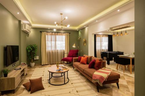 開羅的住宿－Play Foosball & Do Yoga - 1 BR Apt 5 Min To Airport，客厅配有沙发、桌子和钢琴