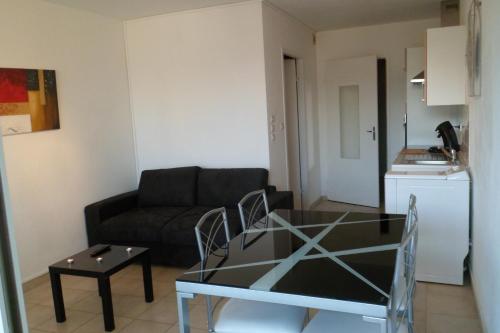 un salon avec un canapé et une table en verre dans l'établissement Appartement vue mer et montagne, à Calvi