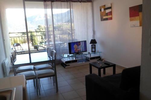 Il comprend un salon doté d'une télévision et d'un balcon. dans l'établissement Appartement vue mer et montagne, à Calvi