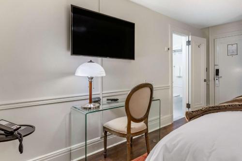 Μια τηλεόραση ή/και κέντρο ψυχαγωγίας στο The Fort Garry Hotel, Spa and Conference Centre, an Ascend Collection Hotel