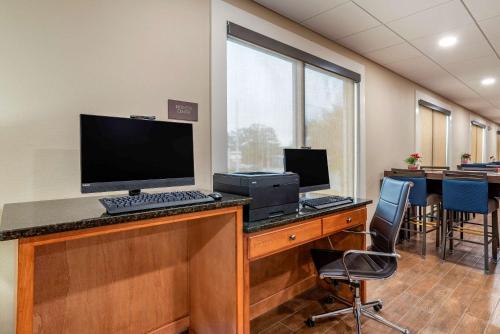 Телевизор и/или развлекательный центр в Comfort Suites Niceville Near Eglin Air Force Base