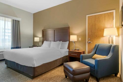um quarto de hotel com uma cama e uma cadeira em Comfort Inn Mechanicsburg - Harrisburg South em Mechanicsburg