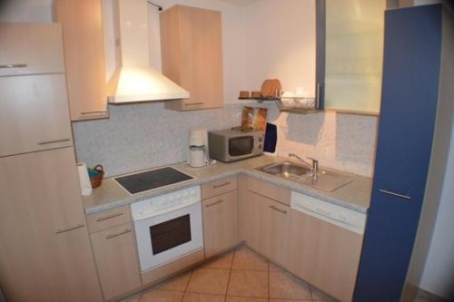 una pequeña cocina con fregadero y microondas en Holiday apartment in house Damir en Sveti Filip i Jakov