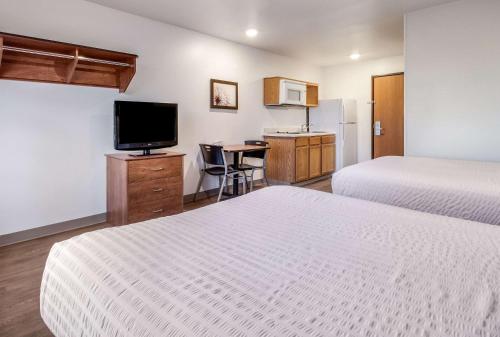 A bed or beds in a room at WoodSpring Suites Houston Baytown