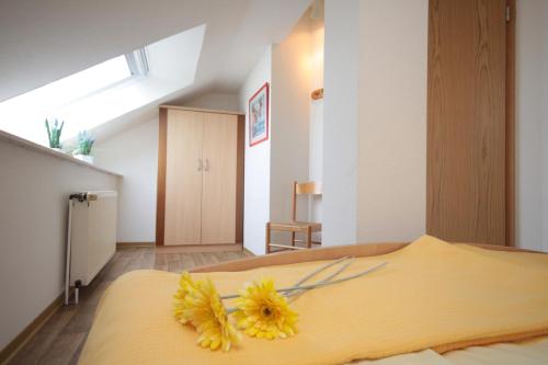 Katil atau katil-katil dalam bilik di Traberhof - Landurlaub in seiner schönsten Form - freies Reiten inbegriffen - Hunde willkommen - Sauna im Haus - Kanuverleih - tolle Radwege - Deich in Sichtweite