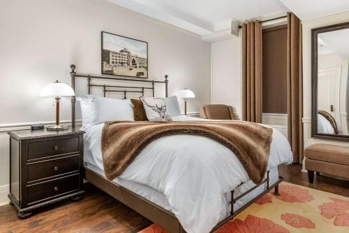 Ένα ή περισσότερα κρεβάτια σε δωμάτιο στο The Fort Garry Hotel, Spa and Conference Centre, an Ascend Collection Hotel