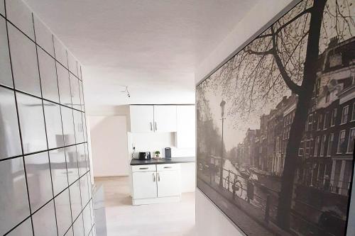 uma cozinha com uma grande pintura na parede em Work & Stay Apartments mit Garten 