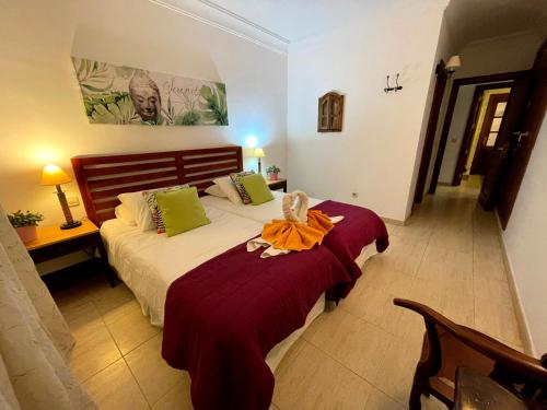 een slaapkamer met een bed met een rode deken bij Carlos Park 51 in Playa Blanca