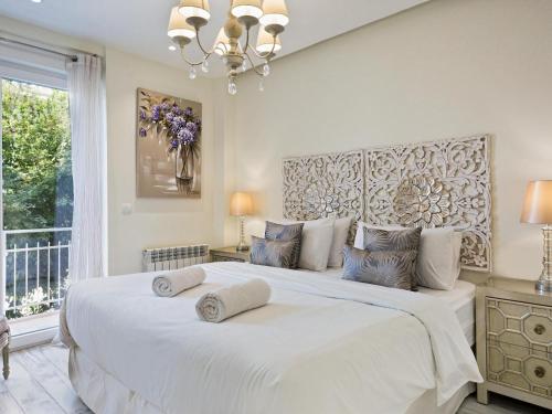 sypialnia z dużym białym łóżkiem z 2 poduszkami w obiekcie Sitges Spaces Mediterranean Apartments 4 bedroom, 4 bathroom, Huge Terrace, Jacuzzi- Sleeps 9 w mieście Sitges