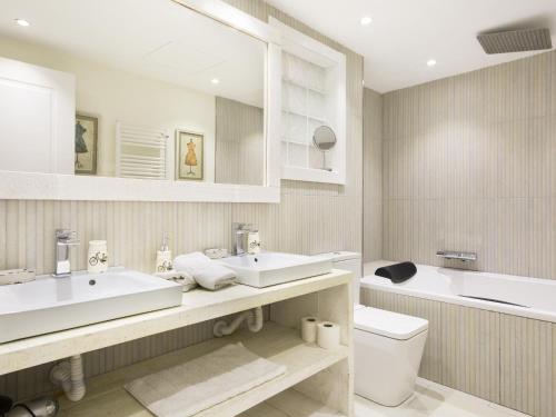 Kúpeľňa v ubytovaní Sitges Spaces Mediterranean Apartments 4 bedroom, 4 bathroom, Huge Terrace, Jacuzzi- Sleeps 9