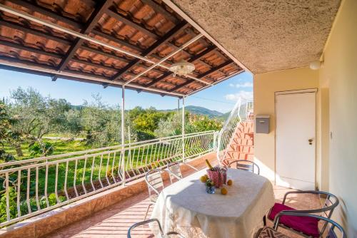 un patio con tavolo e sedie sul balcone. di Villa Desin a Molunat