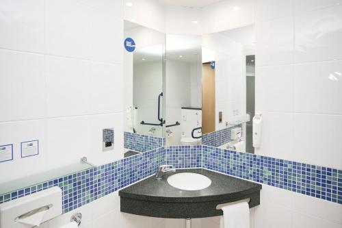 a bathroom with a sink, mirror, and bathtub at Holiday Inn Express Antrim, an IHG Hotel in Antrim