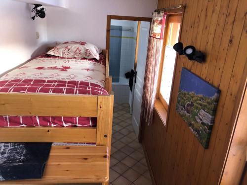 1 dormitorio con 1 cama y puerta con ventana en Petite Marmotte en Saint-Gervais-les-Bains