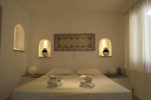 カラボスタシスにあるCoral Apartmentsのベッド1台(タオル付)が備わる客室です。