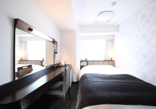 a hotel room with two beds and a mirror at APA Hotel Asakusa Tawaramachi Ekimae in Tokyo