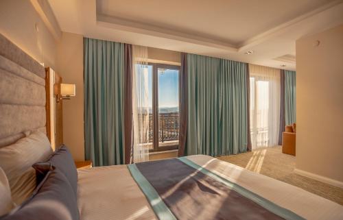 מיטה או מיטות בחדר ב-Elifim Resort Hotel