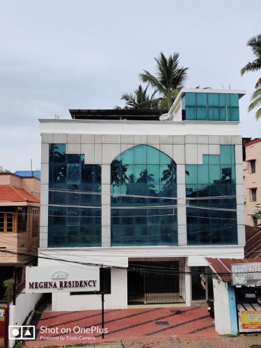 un bâtiment avec beaucoup de fenêtres dans l'établissement MEGHNA RESIDENCY, à Trivandrum