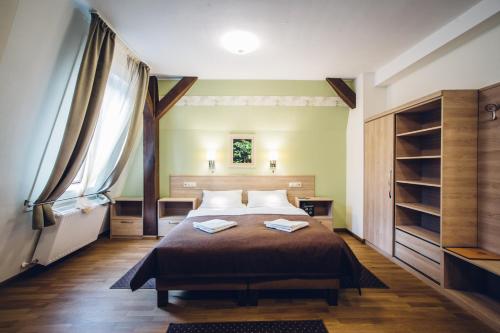 Un pat sau paturi într-o cameră la Natur Hotel Kövestető