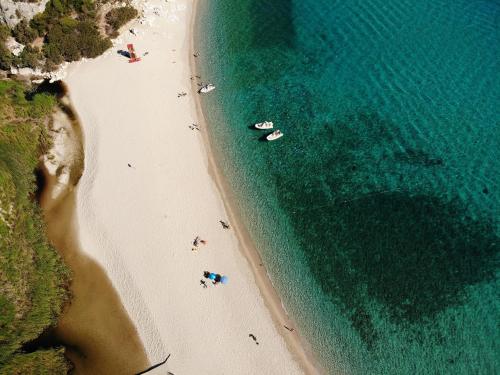 an overhead view of a beach with people and the ocean at Club Esse Cala Gonone in Cala Gonone