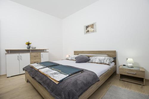 Postel nebo postele na pokoji v ubytování Apartment Josipa 4209