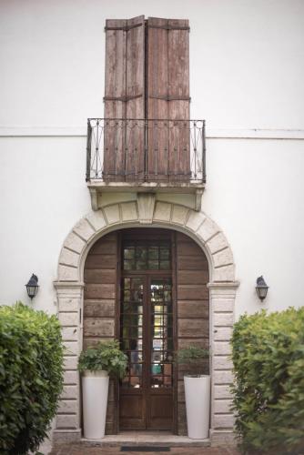 an entrance to a building with a wooden door and a balcony at La Celeste Galeria in Mantova