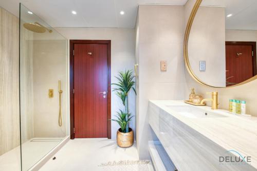 Koupelna v ubytování Glamorous 1BR Apartment in Rimal 3 Jumeirah Beach Residence by Deluxe Holiday Homes
