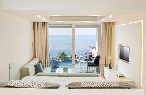TV a/nebo společenská místnost v ubytování Minos Imperial Luxury Beach Resort & Spa Milatos