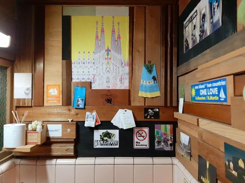 a counter in a restaurant with a picture of a castle at Guest House FUTARENO in Yokohama