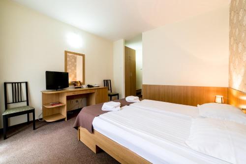 Ένα ή περισσότερα κρεβάτια σε δωμάτιο στο Hotel Muresul Health Spa