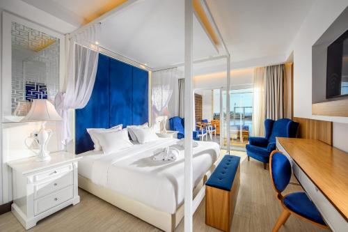 Posteľ alebo postele v izbe v ubytovaní Minos Imperial Luxury Beach Resort & Spa Milatos