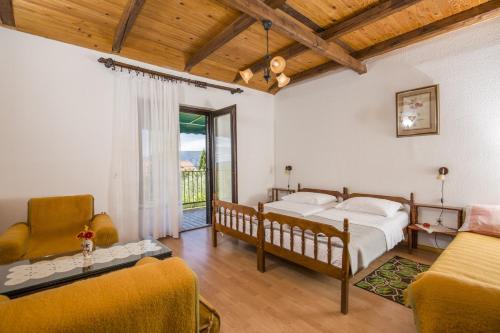 ein Schlafzimmer mit Bett und ein Wohnzimmer in der Unterkunft Apartment Vili in Pinezici