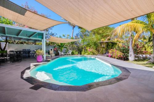 Бассейн в Villa avec piscine à Saint-Gilles les Bains, 260 m², 9 pers. или поблизости