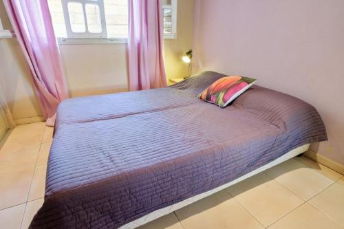 Кровать или кровати в номере Villa avec piscine à Saint-Gilles les Bains, 260 m², 9 pers.